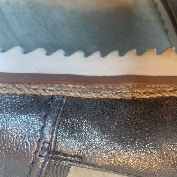 Clarks Gray/metallic Silver Slip on loafer w/detail braid trim above sole Size 9 - Picture 5 of 8